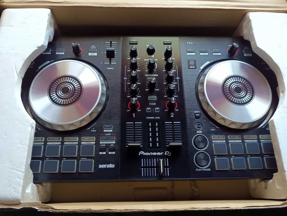 Продавам dj контролер  pioneer ddj sb3