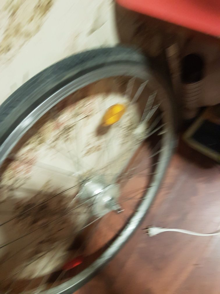 Roata de bicicleta pe fata cu dinam in butuc