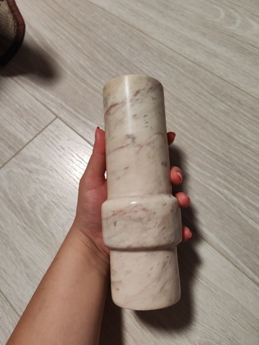 Мраморна ваза и пепелник