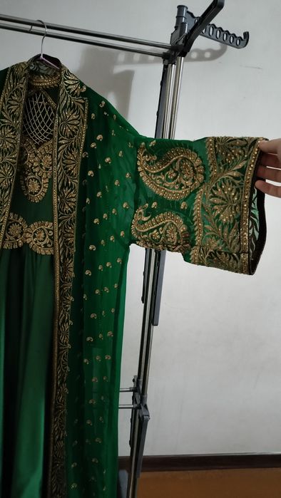 Зелёный ансамбль с короной .Зелёное Вечернее платье с короной