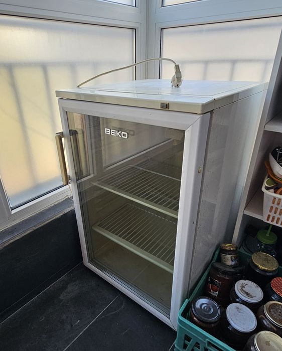 Работещ мини хладилник Beko със стъклена врата