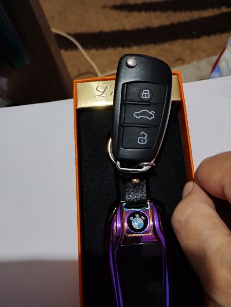 Cheii decorative BMW seria i6 cu brichetă, lanternă și brand luminat.