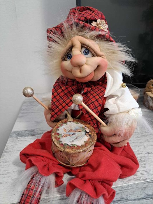 Гном в коледни цветове