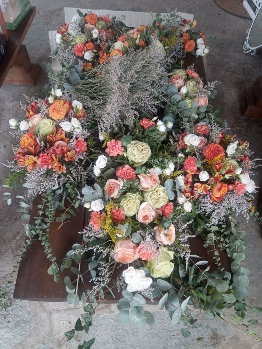 Естествени цветя за събитие в гъба, рози и други