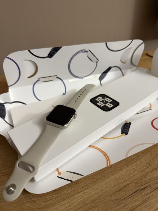 Apple Watch  SE 40mm Starlight Aluminum Case Starlight Sport Band