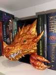 Дракон с опашка Booknook Декорация за библиотека