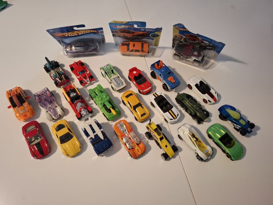 24 броя колички HotWheels