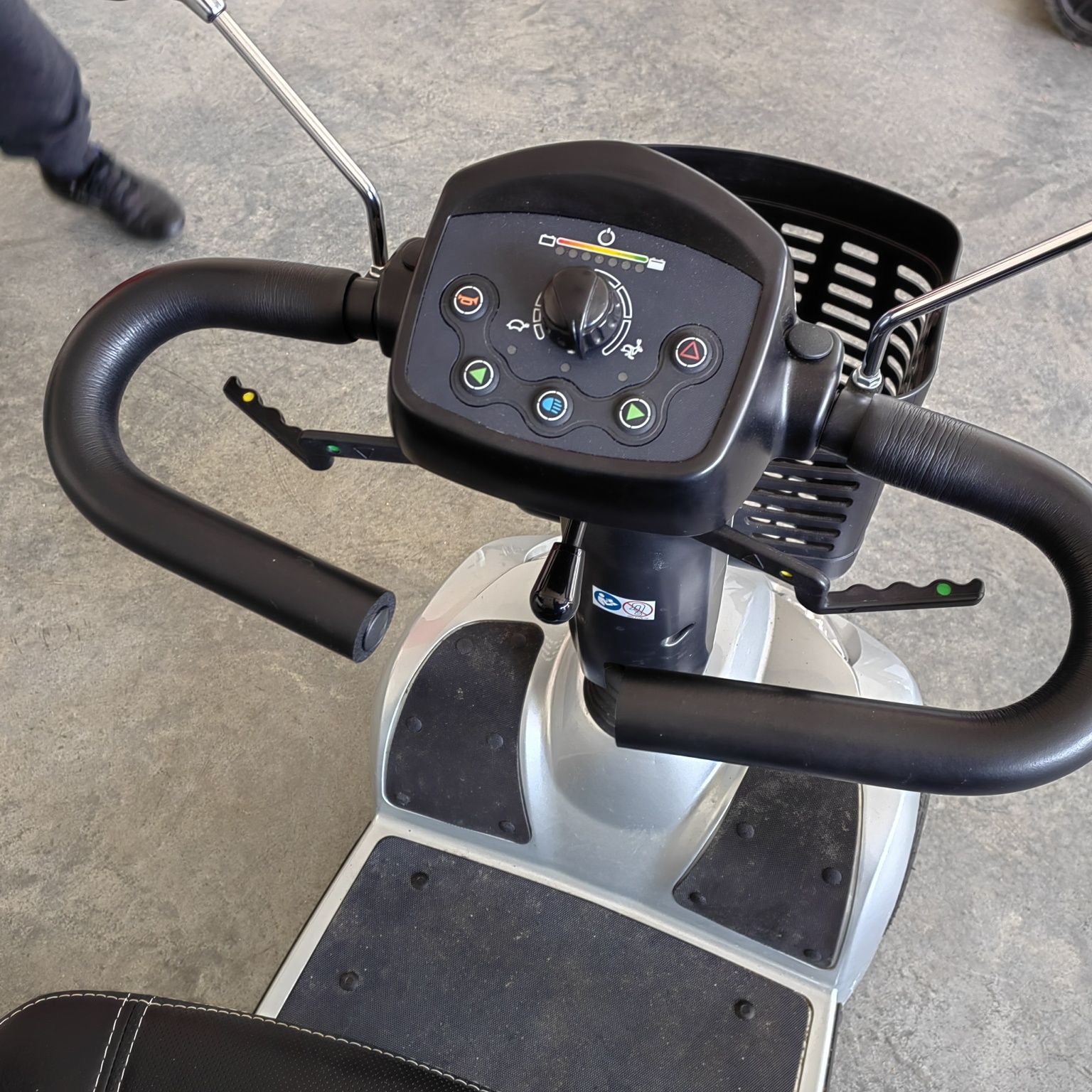 Електрически скутер за инвалиди Invacare Leo в гаранция.