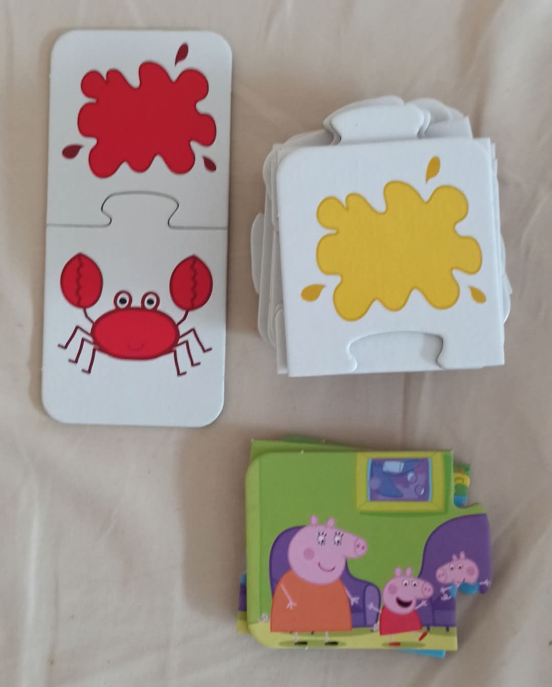 Jucarii, carti si prosop plaja familia purcelusului Peppa