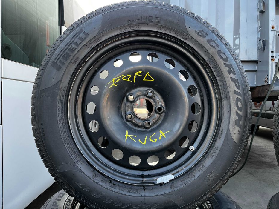 Set roti Tabla de Iarna Ford Kuga 225 65 R 17 Pirelli Scorpion Winter