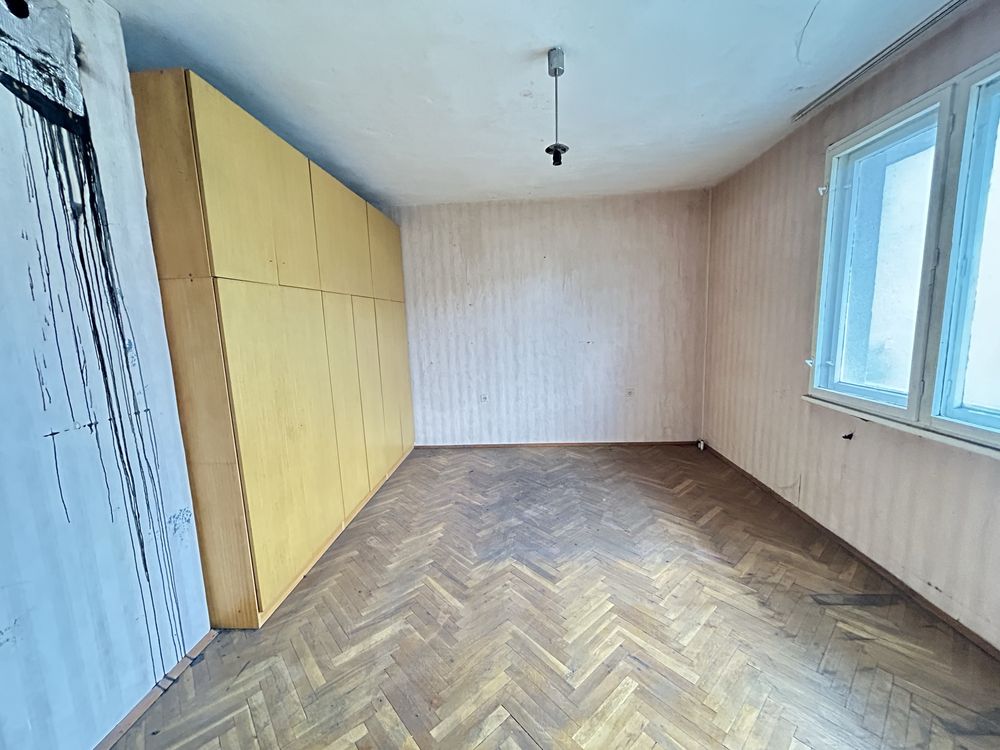 Продава се много стаен апартамент