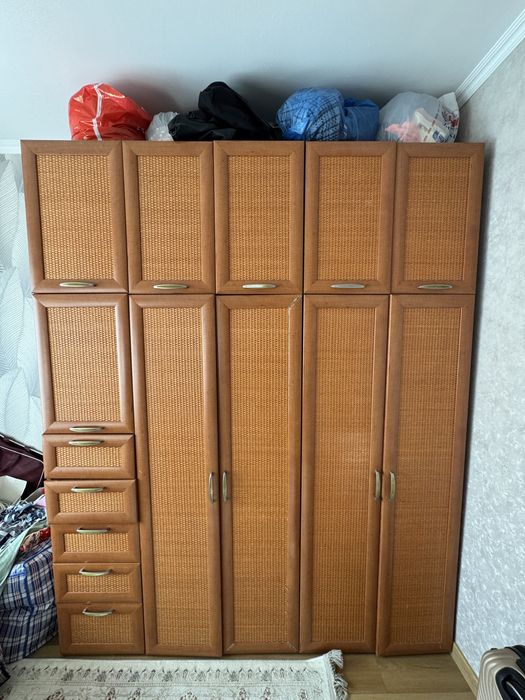 Большой вместительный шкаф (плетёные фасады)