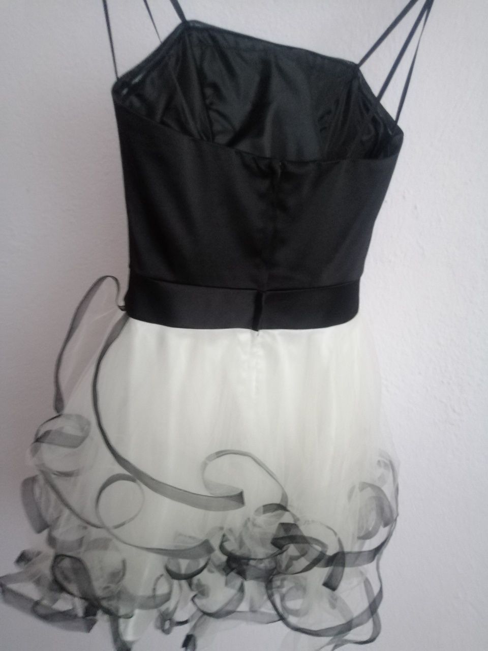 Красива къса рокля с черен корсет и бяла пола с черен кант за бал