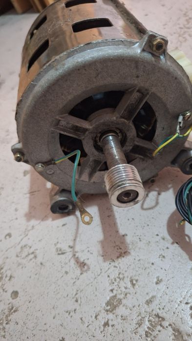 Vând un motor electric la 100 de dolari bucata.
