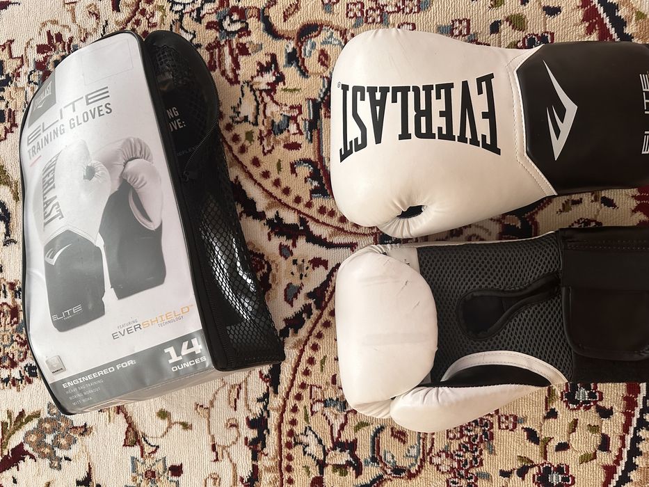Боксерские перчатки Everlast 14 oz белые
