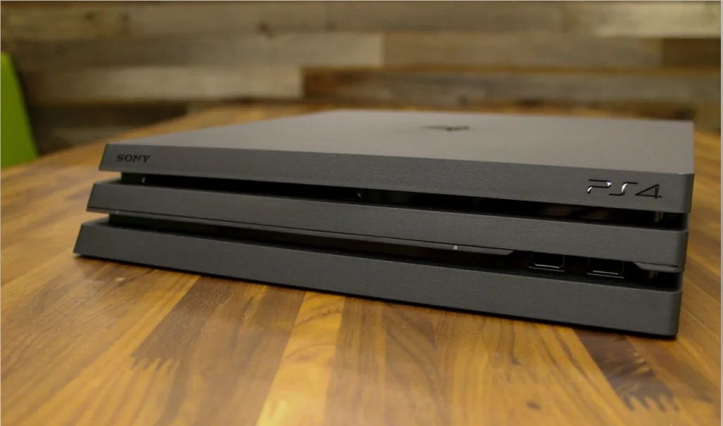 Продаю Ps 4 pro в идеальном состоянии мало пользовался