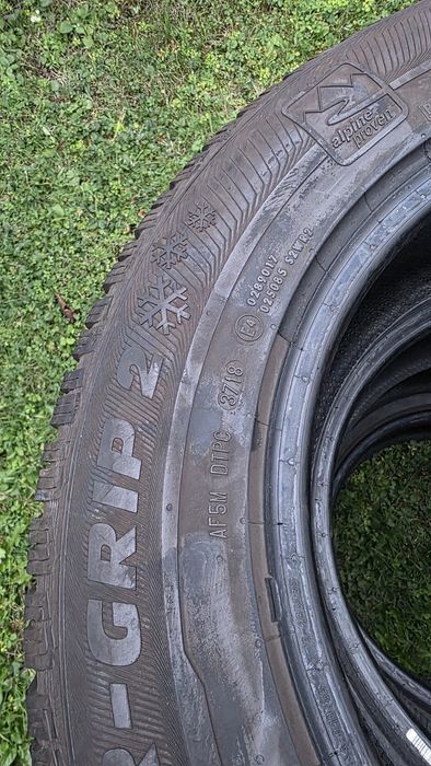 Vand 4 cauciucuri 215 65 R16 Semperit de iarna