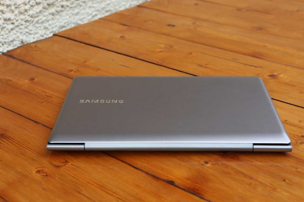 Лаптоп Самсунг с 12 гб РАМ с32 SSD  512 HDD за данни с тъчскрийн 13"