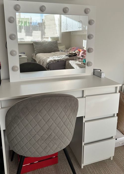 Тоалетка за грим с огледало