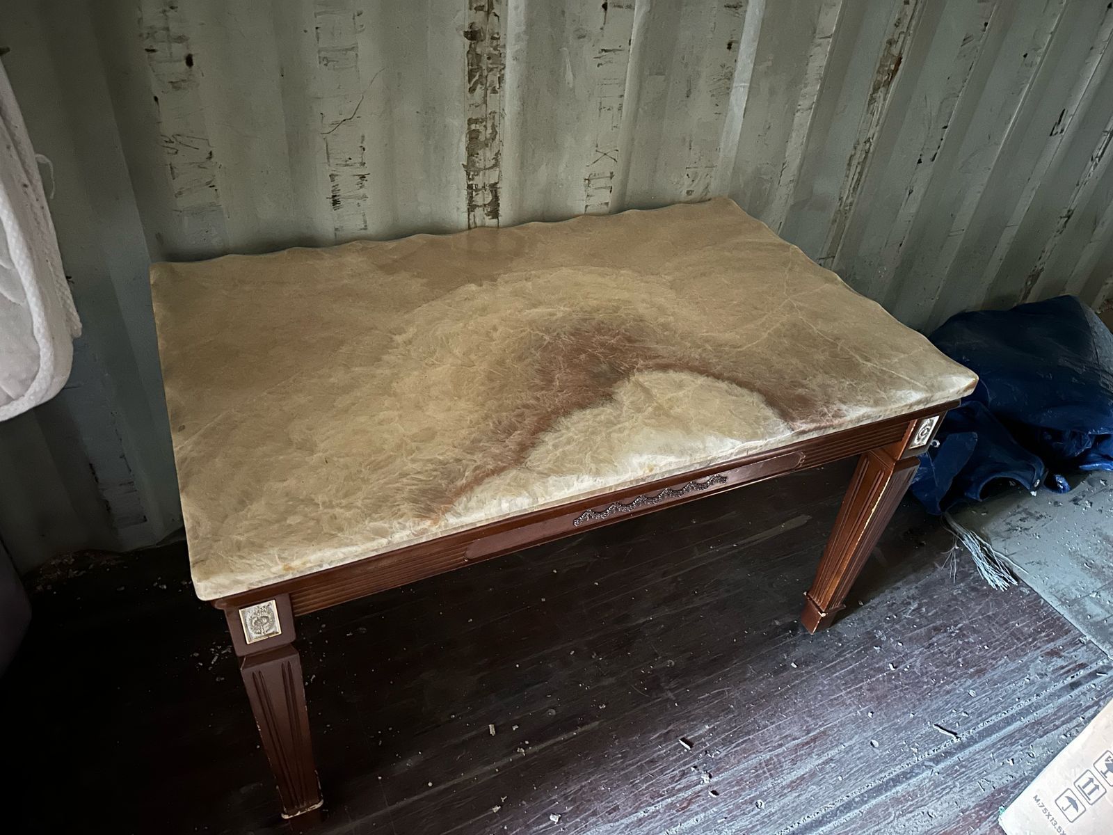 Продам стол из камня оникс