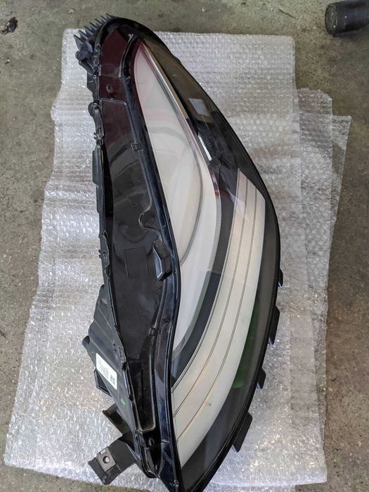 Ляв фар за TESLA 3