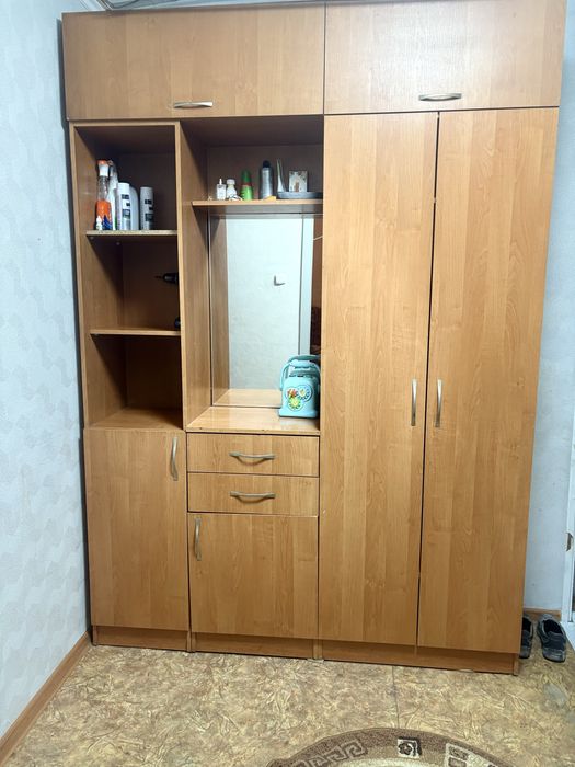 Большой шкаф .Прихожка
