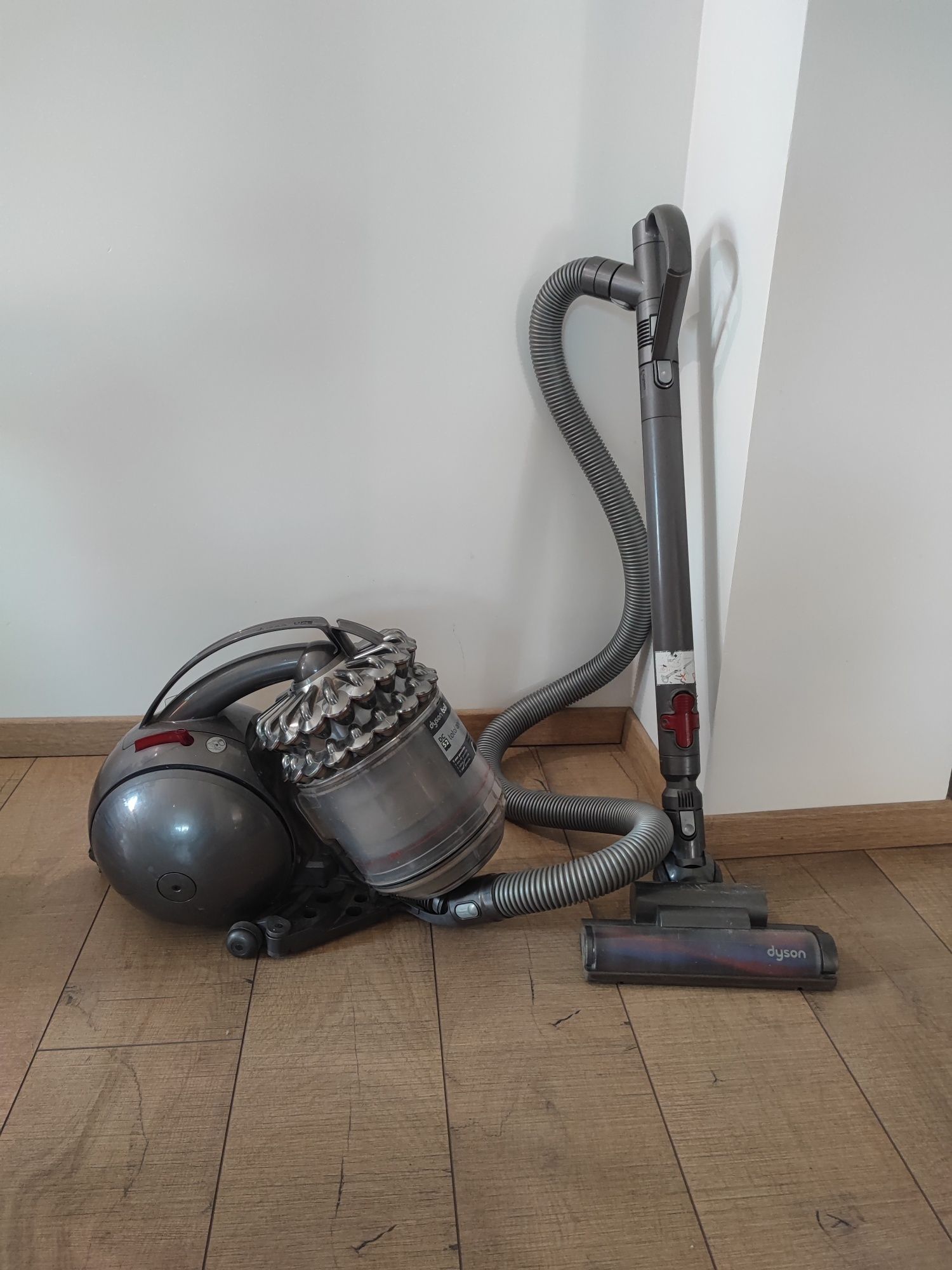 Aspirator Dyson DC 52 Ball bila cu perie rotativa