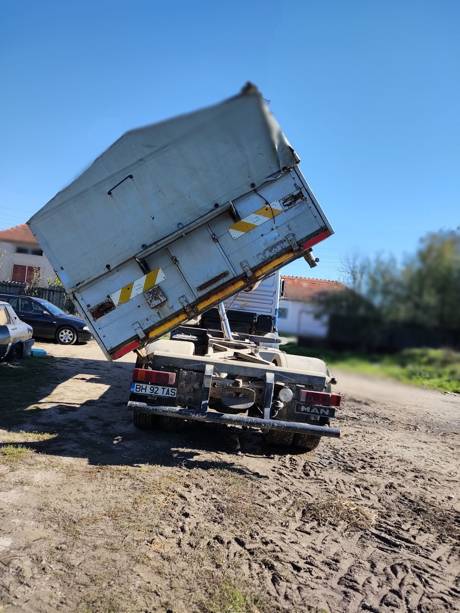 Camion cereale basculabil 3 părți/ MAN 19463