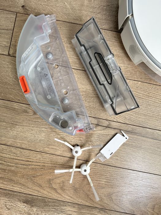 Продам робот-пылесос roborock s5 max