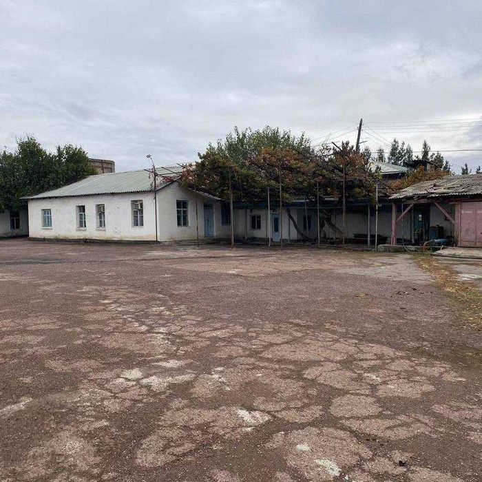 Yu  Продаётся база  - склады, цеха 5000м2, участок 2 гектара, торг