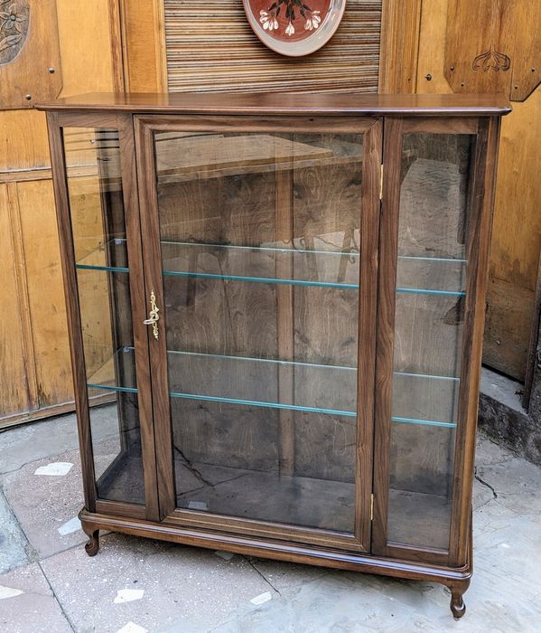 Очарование прошлого! Небольшая антикварная Витрина (Европа) в наличии.