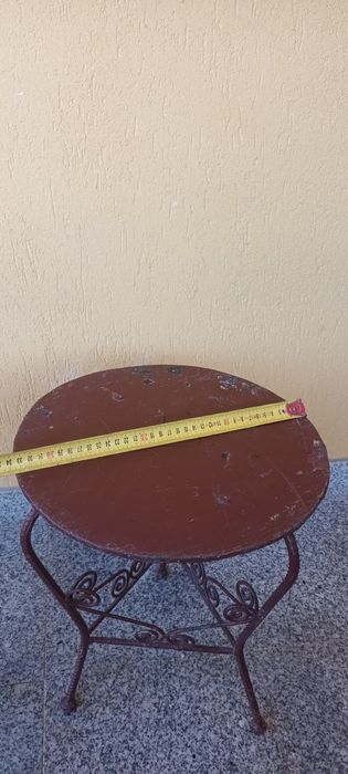 Scaun vechi din metal