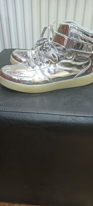 Vând ghete dama argintii