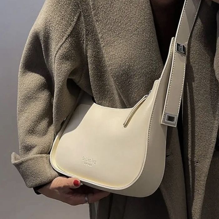 Сумка багет белая кожаная