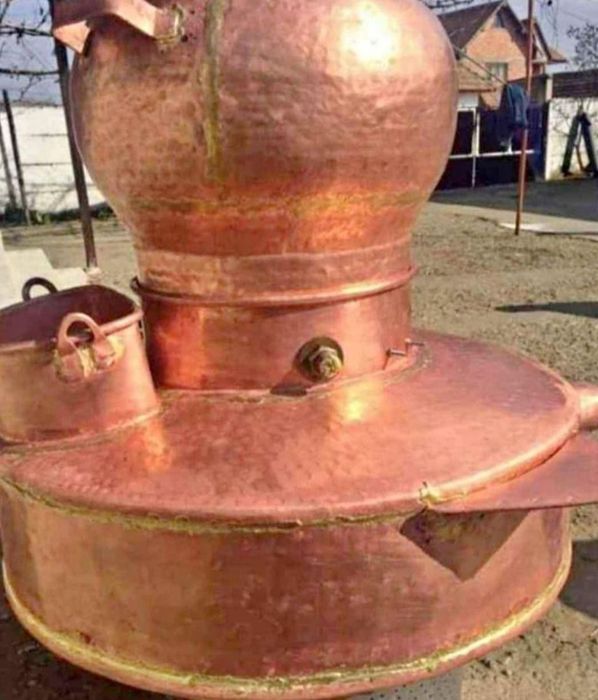 Vând cazan de țuică cazanul are pinioane lateral și golire și țeavă de