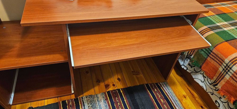 Офис бюро + въртящ се стол към него