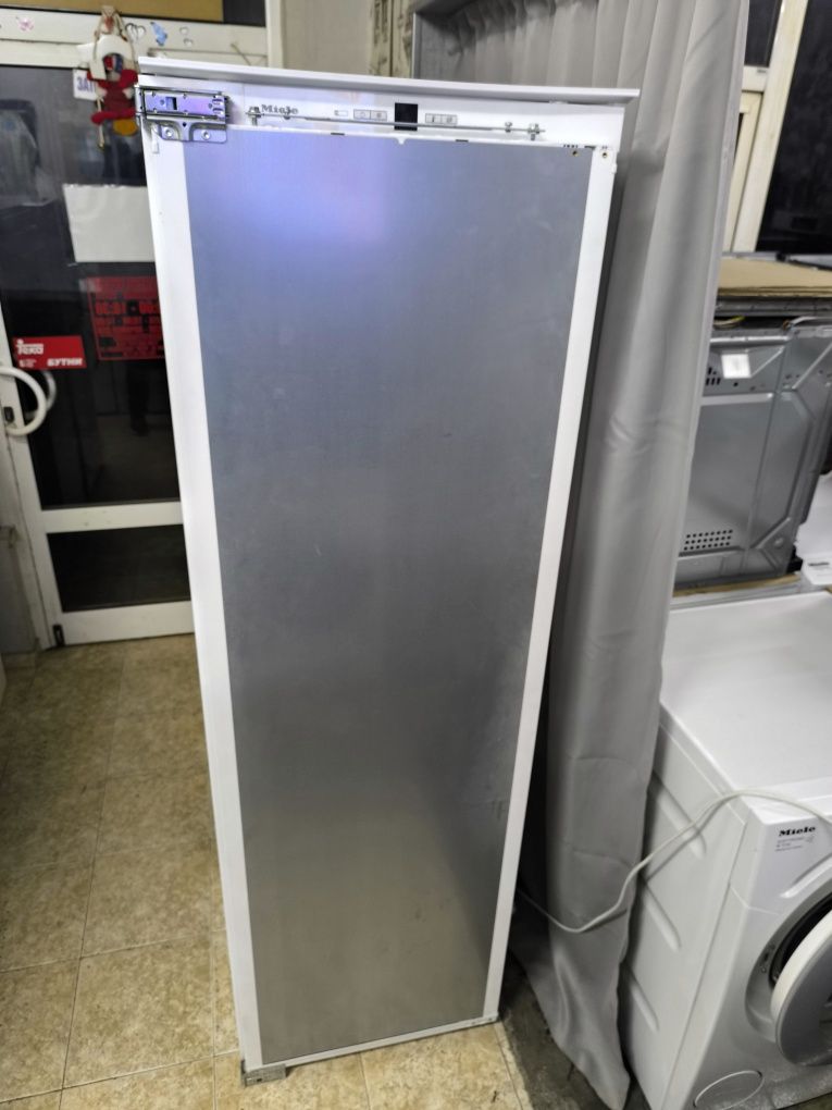 Хладилник Miele K37282IDF - за вграждане с вътрешна камера.