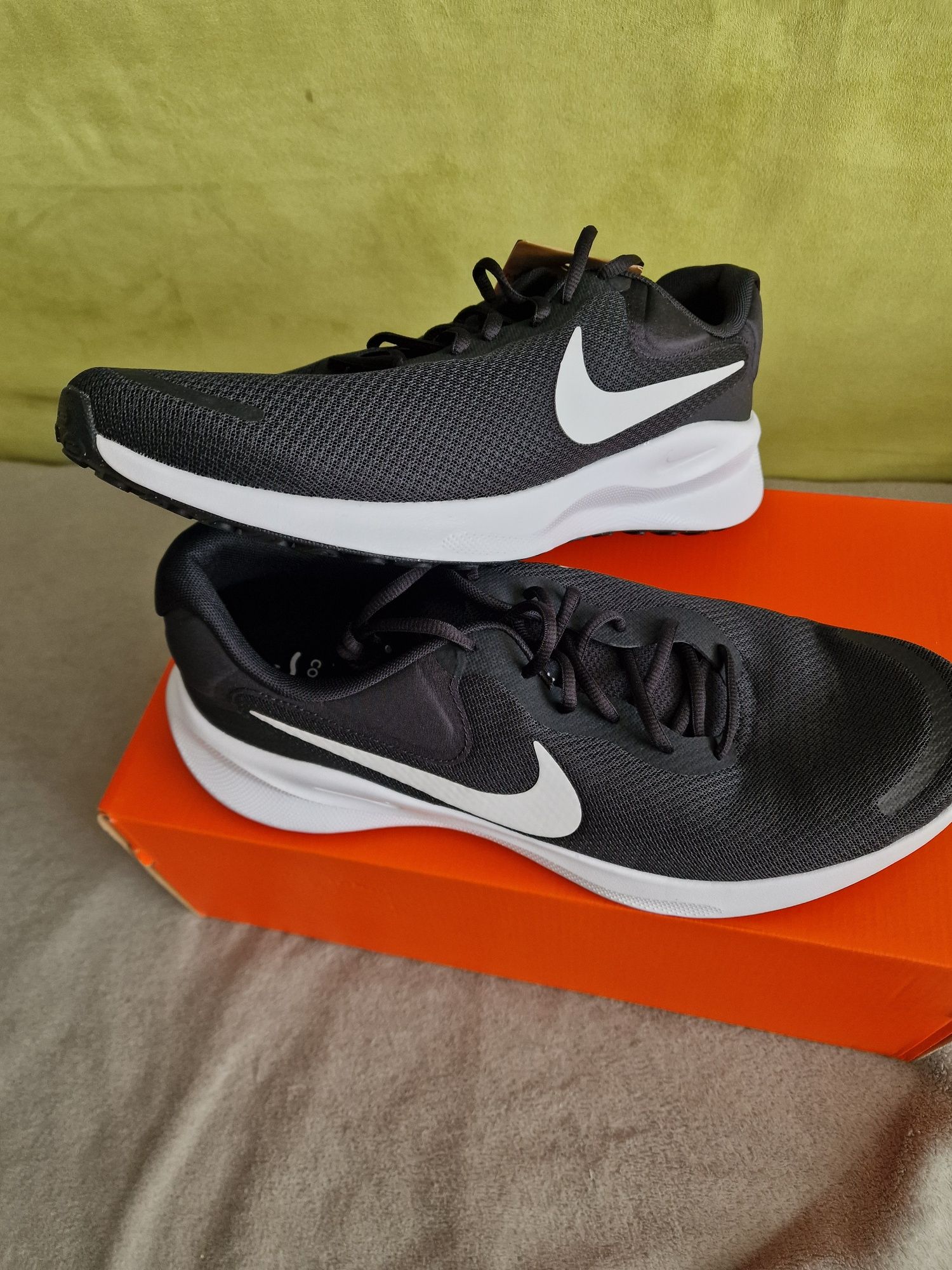 Продавам чисто нови маратонки Nike Revolution 7