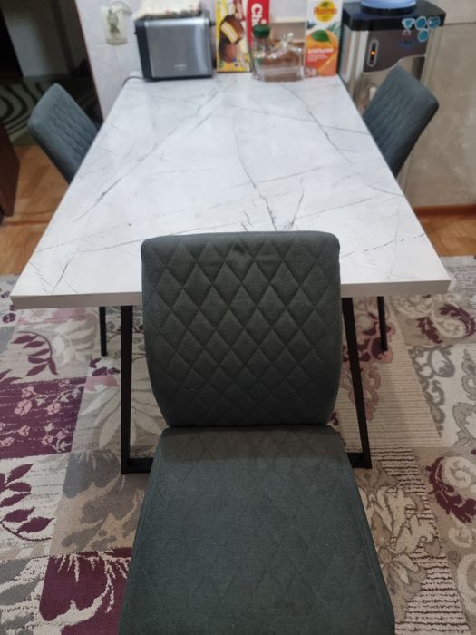 Стол на кухню и 4 стула