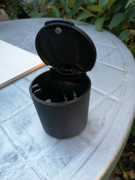 Vând scrumieră nouă