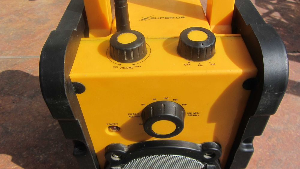 Radio santierSuperior cu acumulator nou alimentator,casa gradina peste