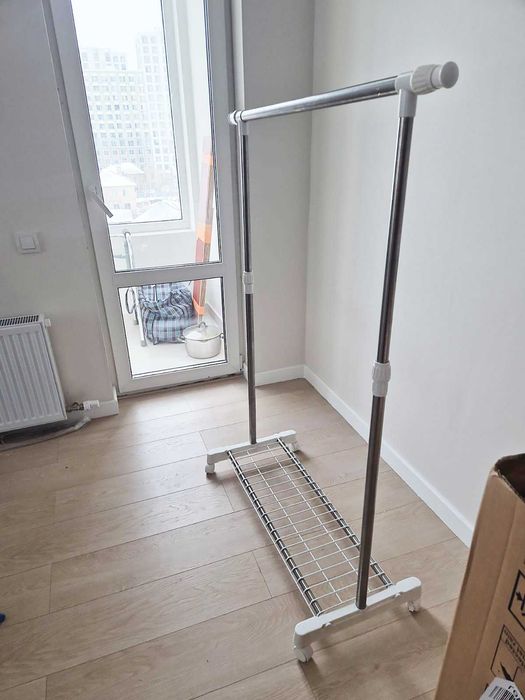 Вешалка напольная металлическая на колесах б/у