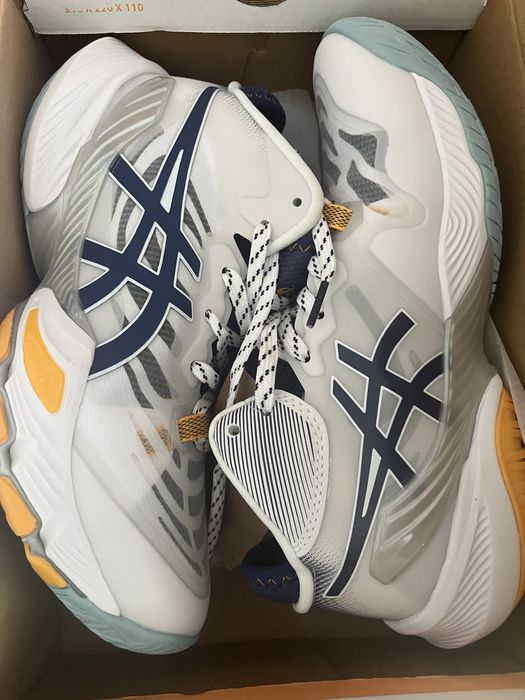 Кроссовки новые волейбольные Asics