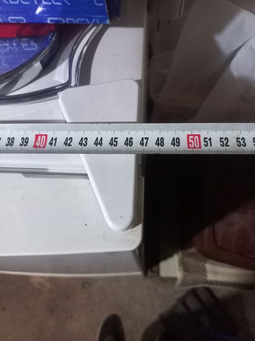 Продавам малък хладилник Candy с горна камера