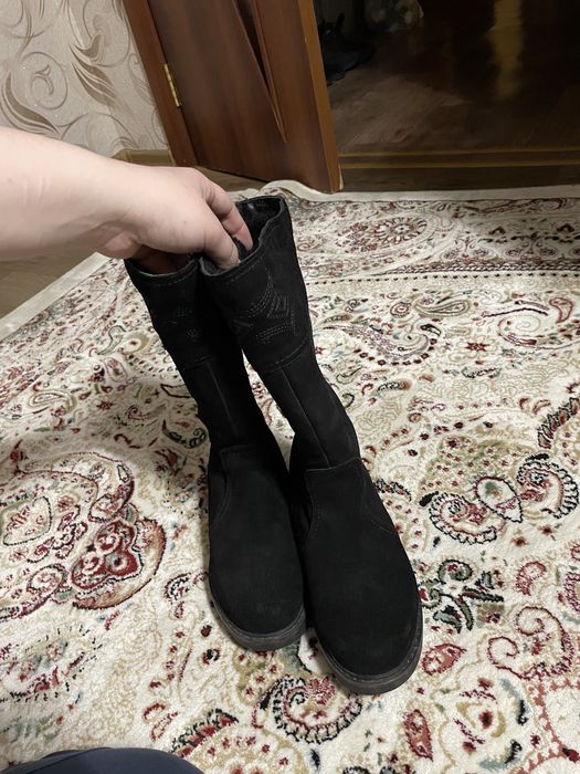 Новые сапоги, не разу не носили, размер не подошел, натруальная замша