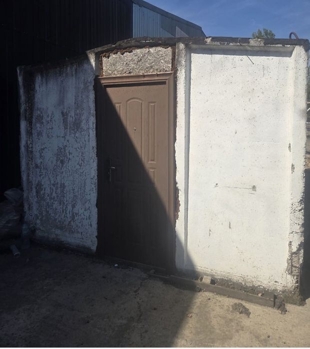 Garaj din beton cu uși pe față și spate