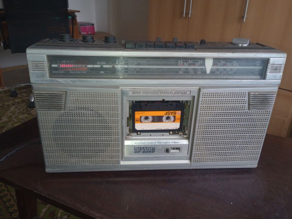 Radiocasetofon Sharp GF6060, funcțional, pentru piese sau radio
