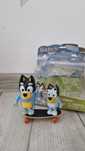 Figurina Bluey pe skateboard. Avem si cutia