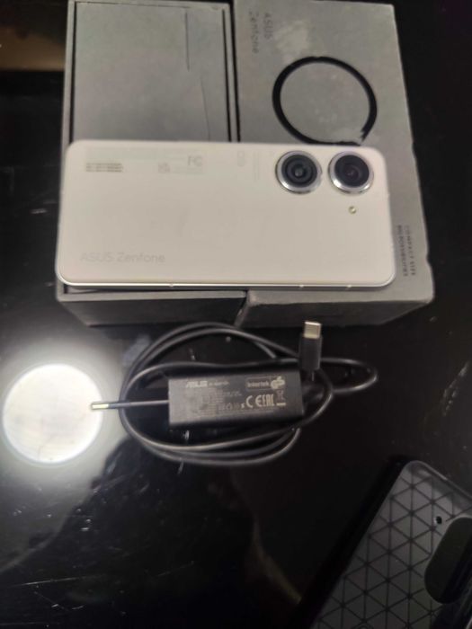 Продавам ASUS Zenfone 9