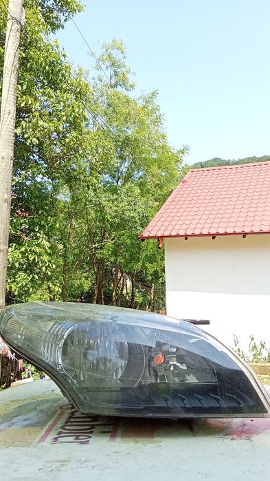 Vând far Renault Megane 3 urgent